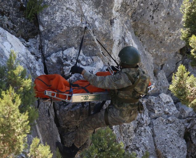 Yak�n muharebe al��t�rma at��� g�revini icra eden komandolar, uzak mesafede hedeflerin aras�ndan piyade t�fe�iyle, yak�n mesafeden ise saniyeler i�inde �ekti�i tabancas�yla hedefleri imha etti. Hedefin durumuna g�re pozisyon alan komandolar�n, kayarak ve yerden at��lar�nda dahi hedefleri istenilen noktalardan vurduklar� g�r�ld�. 