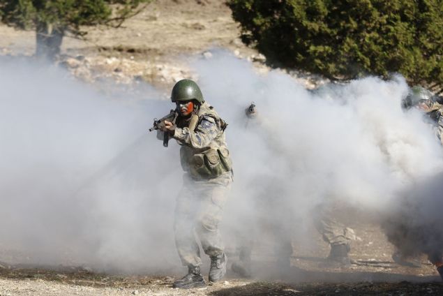 Ke�if ve taktik ak�n harekat� duruma dayal� e�itim kapsam�nda komandolar, d��man i�gali alt�ndaki bir �st noktas�n� temizledi. Tim komutan�n�n emriyle araziye da��lan komandolar �nce kendi g�venliklerini ald�. D��man b�lgesini g�zetleyen komandolar, al�ak s�r�nme ile kamufle olarak n�bet�ileri sessiz �ekilde etkisiz hale getirdi. 