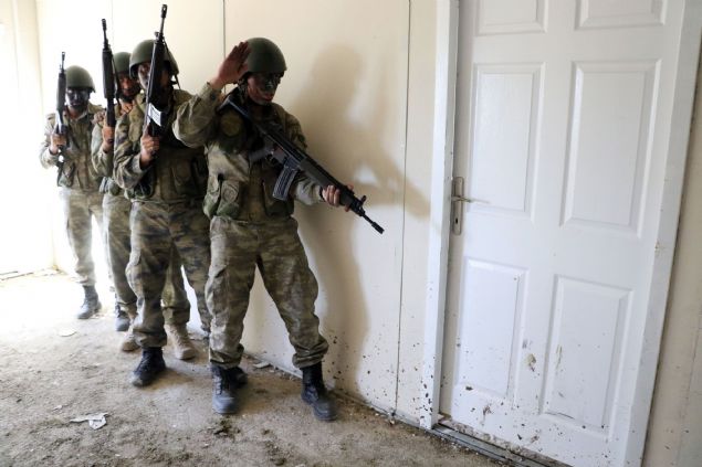     Beden e�itimi ve spor �al��mas�nda ise kamuflajlar� ile yer alan komandolar, her g�n 10 kilometrelik ko�unun ard�ndan e�itimlerini, ��nav, mekik ve barfiks �al��mas�yla tamaml�yorlar.       