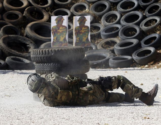 Da�c�l�k e�itiminde, komando kayas�ndan s�rt�nda 40 kilograml�k �antas� ve t�fe�iyle inen komando, yine ayn� �ekilde sarp kayadan geri t�rmand�. Hem t�rmanan hem de �Komando Mar���n� s�yleyen komando, her t�rl� arazi �artlar�ndan inme ve ��kma kabiliyetlerinin oldu�unu g�sterdi. 