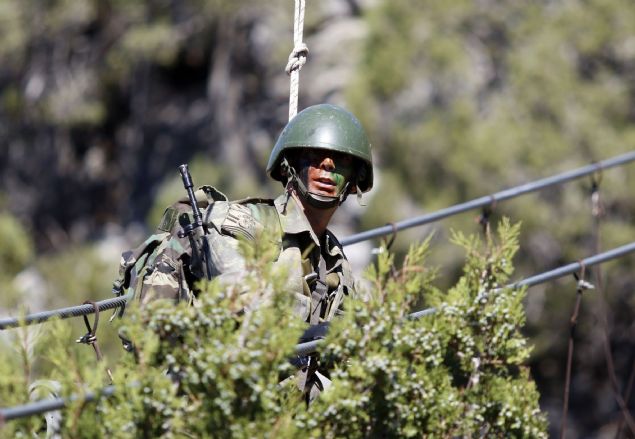 El bombas� at��� e�itiminde komandolar, e�itim komutan�n�n komutlar� �er�evesinde s�ras�yla el bombas� at���n� yap�p g�sterilen hedefi bayar�yla yok etti. �nce at�� prosed�rlerinin uyguland��� komandolar�n el bombas� ile hedefi vurma anlar� saniye saniye kaydedildi.   