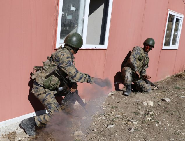     Komandolar�n yakla��k 35 derecelik s�cak alt�nda 40 kilograml�k �anta ve t�fekle, ikili ��l� izli k�pr�den ge�i�lerini dakikalar i�inde tamamlad�.       