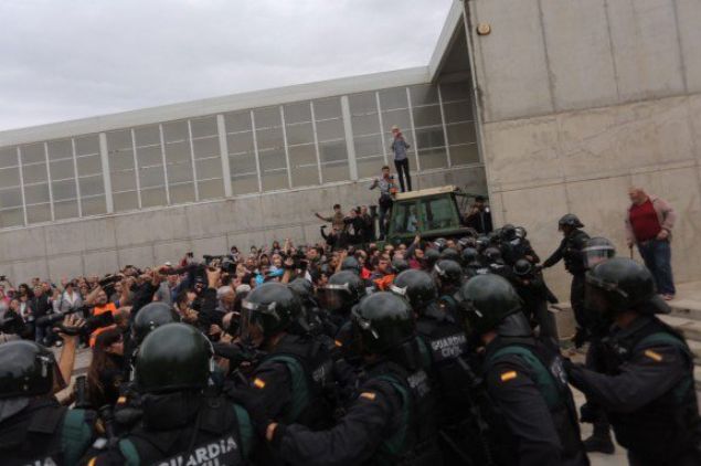 Yaklak 200 okula yerleen bamszlk yanllar, merkezi hkmet glerinin mdahalesi ihtimaline karn okullarda sabahlayacaklarn bildirdi.     