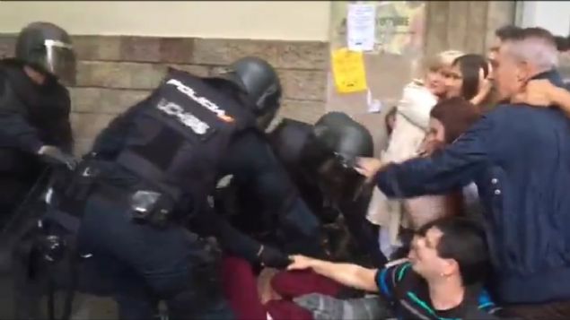 Katalonya zerk ynetim hkmeti ise halka srekli olarak referanduma katlma ars yapyor. Katalonya hkmeti, 2 bin 315 yerde oy kullanlacan aklarken, bamszlk yanls sivil toplum rgtlerinin balatt giriimle, oy kullanlacak yerler arasnda baz okullar da gsterildi.     