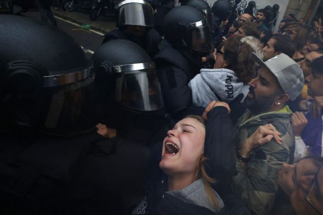   Oy verme saatinin gelmesiyle Madrid polisi de harekete geti. Katalonya bamszlk referandumuna mdahalede bulunan spanyol polisleri seim merkezlerindeki sandklar topluyor.    