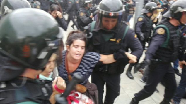 spanya ileri Bakanl ise 10 binden fazla ulusal gvenlik grevlisini nleyici g olarak Barselona'ya gnderdi. Barselona limanna gelen  byk gemide konaklayan takviye gvenlik glerinin, 1 Ekim ve sonrasnda gerekleebilecek olas iddet olaylarna kar hazr bekletildii akland.     