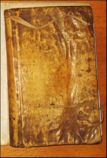 FRANSA ANAYASASI DA NSAN DERS KAPLI  <br><br>    Fransa'nn ilk yazl anayasas olan 1791 Anayasas'nn ilk kitab da insan derisiyle kaplanmt...     