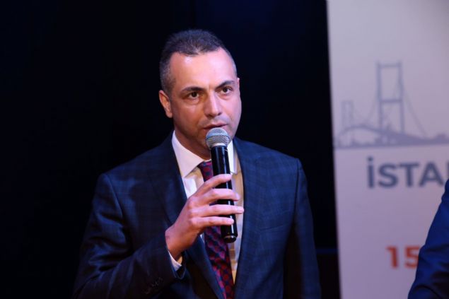 15 Temmuz temal Alannda z Brakanlar dl gecesinde Tantmdan Sorumlu Bakan Yardmcs dlne layk grlen mraniye Belediye Bakan Yardmcs Mustafa Kkkapdan da dln ald srada bir konuma gerekletirdi.Bugn burada deerli genel bakan yardmcmzn elinden dl almamza vesile olan ehir mraniyemiz, diyerek szlerine balayan mraniye Belediye Bakan Yardmcs Mustafa Kkkapdan konuma yle devam etti: Haberim yoktu. Srpriz oldu. Hseyin Beye teekkr ediyorum. Bir hizmet yapyorsunuz tantabildiiniz kadar deer gryorsunuz. mraniye Belediyesi olarak mraniye Belediyesinin hizmetlerini ve yatrmlarn tantmaya alyoruz. Tabii ki buna vesile olan ve bizi mraniye halkna hizmet etmeye uygun gren kymetli Belediye Bakanm Hasan Can Beye sonsuz teekkr ediyorum. Biz sadece layk olmaya alyoruz, belediyemize, belediye bakanmza, mraniye halkmza, partimize ve Cumhurbakanmz Recep Tayyip Erdoana layk olmaya alyoruz. Tekrar teekkr ediyor, hepinizi saygyla selamlyorum. 