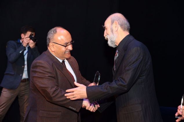 Grevde bulunduu zaman boyunca mraniye lesinin ehresinin deimesinde; kentin modernlemesinde byk bir rol oynayan mraniye Belediyesi Bakan Hasan Can, gecede Eski ile yeni kyaslandnda sadece ilenin isim benzerlii kald denilerek sahneye davet edildi. imdiye kadar ok eitli kurum ve kurululardan art arda ald dllerle dikkat eken Hasan Can, En yi Usta Belediye Bakan dln AK Parti Genel Bakan Yardmcs Mustafa Atan elinden ald srada yle konutu:ok deerli genel bakan yardmcmn elinden bu gzel dl almak bir ayrcalk diye dnyorum. Beraber yrdk biz bu yollarda, beraber slandk yaan yamurda ve hi yorulmadk ve yorulmayacaz, menzile varncaya kadar, diyen mraniye Belediye Bakan Hasan Can szlerine yle devam etti: Hseyin Yelkenci kardeime de ok teekkr ediyorum. Marifet irtifada tbidir derler, bunu artk geleneksel hale getirdi ve bunu da her dalda yapyor. 