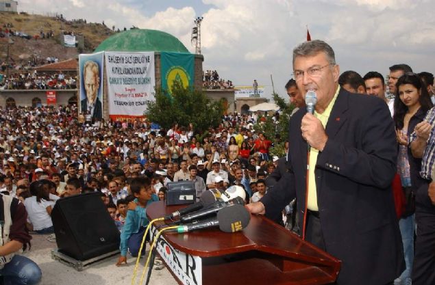    Yoksa bana kurulmu� bir tuzak, bana kar�� tak�n�lan bir olumsuz tavr�n uzant�s� de�ildir. �nse�ime girmeden Antalya'da birinci s�rada milletvekili aday� olarak bu se�imlere kat�lmama y�nelik Say�n Genel Ba�kan'�n b�yle l�tufk�r �nerisi de olmu�tur' s�zleriyle K�l��daro�lu ile aras�nda herhangi olumsuz bir durum olmad���n� a��klad�. 