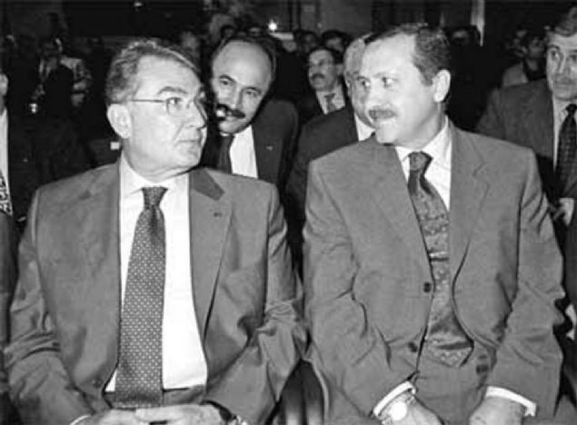   TBMM'YE G�REN �K� PART�DEN B�R� OLDU  <br><br>    CHP, T�rkiye�de koalisyon d�nemlerine 13 y�ll�k bir ara veren 3 Kas�m 2002 Genel Se�imi'nde TBMM�ye girebilen iki partiden biri oldu. Y�zde 19,4 oyla 177 milletvekili ��kard� ve Meclis'te ana muhalefet partisi olarak yer ald�. Milli G�r�� gelene�inden gelen AK Parti ise bu se�imde tek ba��na iktidar olmu�tu.  