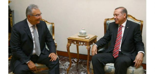  YILLAR SONRA ERDO�AN'LA G�R��T�<br><br>    7 Haziran 2015 Genel Se�imi'nin ard�ndan hi�bir parti tek ba��na iktidara gelecek milletvekili say�s�na ula�amay�nca, koalisyon i�in partiler kendi i�lerinde de�erlendirme toplant�lar�na ba�lad�. Se�imin �zerinden �� g�n ge�mi�ken, 10 Haziran g�n� Cumhurba�kan� Erdo�an, yeni d�nemin en ya�l� vekili olarak ge�ici bir s�re Meclis Ba�kan� olarak g�rev yapacak olan Deniz Baykal ile g�r��me talep etti. Ba�kanl�k sistemine ge�i� i�in Ak Parti�nin en az 330 milletvekiliyle Meclis'e girmesini bekleyen Erdo�an, ��kan sonucun ard�ndan sessizli�ini bu davetle bozdu. 