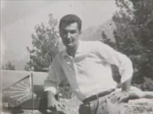  1938 y�l�nda Antalya�da do�an Deniz Baykal, 1959 y�l�nda Ankara �niversitesi Hukuk Fak�ltesi�nden mezun oldu. Ankara �niversitesi Siyasal Bilgiler Fak�ltesi�nde doktoras�n� yapt�ktan sonra iki y�l Amerika�da Columbia ve Berkeley �niversitelerinde �al��malar�n� s�rd�rd�. 1963�te Olcay Baykal ile evlenen Deniz Baykal��n bir k�z�, bir de o�lu var.  