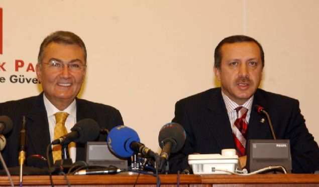   Erdo�an, Baykal�� tart��mal� Cumhurba�kanl��� Saray��nda de�il, ikamet etti�i D��i�leri Konutu�nda a��rlad�. Baykal��n internete s�zan g�r�nt�lerinin ard�ndan gerilen ikilinin g�r��mesi yakla��k 2 saat 15 dakika s�rd�. G�r��menin ard�ndan Deniz Baykal bir a��klama yaparak Erdo�an��n partisine iletmek �zere herhangi bir mesaj vermedi�ini s�yledi: 