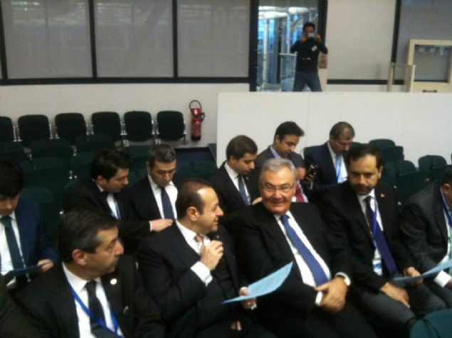   S�YASETTEK� 20. YILINDA CHP GENEL BA�KANI<br><br>    1992 y�l�nda CHP yeniden kuruldu�unda, 54 ya��nda genel ba�kan koltu�una oturdu. 1994 y�l�ndaki yerel se�imden bir y�l sonra Baykal��n lideri oldu�u CHP, SHP ile birle�ti. CHP, 1999 y�l�nda yap�lan genel se�imde ilk kez parlamento d��� kald�. Bunun �zerine genel ba�kanl�ktan istifa eden Baykal, Eyl�l 2000�de ola�an�st� kurultayda yeniden CHP genel ba�kanl���na se�ildi. 