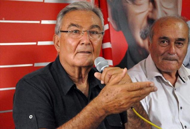   �NTERNETTEK� G�R�NT�LER T�M HESAPLARI DE���T�RD� <br><br>      CHP, 2010 May�s��nda yap�lacak Ola�an Kurultay� bekliyordu. Bu kurultaya do�ru giderken parti i�i muhalefet c�l�zd� ve Baykal rakipsiz g�r�n�yordu. Ama, t�m hesaplar� alt �st eden bir geli�me oldu. Geli�me, internette yay�nlanan g�r�nt�lerdi. Deniz Baykal ve partisinin Ankara Milletvekili Nesrin Baytok'un internette yay�nlanan g�r�nt�leri �zerine Baykal 10 May�s 2010�da yakla��k 16 y�ld�r s�rd�rd��� genel ba�kanl�k g�revinden istifa etti.  