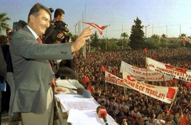  T�rkiye'de �ok partili d�neme ge�ildikten sonra siyasetle tan��an Deniz Baykal, yasakl� oldu�u y�llar d���nda 1999'a kadar milletvekilli�i yapt�. Uzun siyasi hayat�nda zaman zaman 'hizip�i' olmakla su�lanan Baykal, 2002 y�l�nda CHP lideri olarak yeniden Meclis'e girdi. Baykal 1970'li y�llardan bu yana T�rk siyasetinde etkili.  