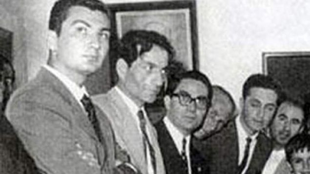  DEMOKRAT PART� KAR�ITI HAREKETTE S�YASETLE TANI�TI  <br><br>    Baykal hukuk fak�ltesindeyken 27 May�s darbesi �ncesi Demokrat Parti iktidar�na kar�� geli�en ��renci hareketlerinde aktif olarak yer ald�. Siyasetle tan��mas�n�n �zerinden on y�ldan fazla zaman ge�tikten sonra, 14 Ekim 1973�te yap�lan genel se�imde B�lent Ecevit liderli�indeki CHP�den Antalya Milletvekili se�ildi.  