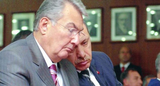   SEK�Z YIL ANA MUHALEFET PART�S� OLARAK KALDI  <br><br>    AK Parti Genel Ba�kan� Recep Tayyip Erdo�an, siyasi yasa�� sebebiyle 2002 Genel Se�imi'nde milletvekilli�ine adayl���n� koyamam��t�. Baykal��n liderli�indeki CHP, Erdo�an��n aday olabilmesi i�in gereken anayasa de�i�ikli�i lehinde oy kulland� ve Erdo�an bu yolla �nce milletvekili, ard�ndan ba�bakan oldu. 1987'de SHP Milletvekili olan Baykal, Genel Ba�kan Erdal �n�n�'ye rakip oldu. 