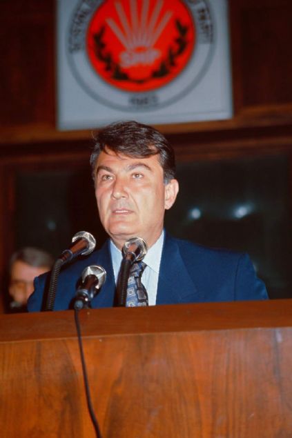   Kurmaylar� arac�l���yla parti liderli�i i�in g�nl�nden ge�en ismin K�l��daro�lu oldu�u mesaj�n� verdi. Birka� g�nl�k belirsizli�in ard�ndan yerini, Kemal K�l��daro�lu ald�.2011'deki genel se�imde K�rt sorunu, ba��rt�s�, ekonomik meseleler ile ilgili farkl� g�r��lere sahip isimlerin CHP�den milletvekili se�ilmesinin yolu a��ld�. Yine de Deniz Baykal d�neminde g��lenen �ulusalc�-laik� kanat parti i�indeki h�kimiyetini korurken, Baykal��n da parti i�indeki etkisi s�rd�. 