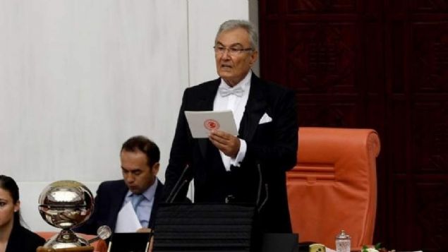   2014 YEREL SE��M�N�N ARDINDAN PART�S�N� ELE�T�RD�<br><br>      �lk kez 1992'de CHP Genel Ba�kan� olan Baykal, 1999'da verdi�i k�sa bir aran�n ard�ndan 2010'a kadar bu g�reve devam etti. Yerel se�imde CHP yine oylar�n� bekledi�i kadar art�ramay�nca ve Antalya Belediyesi�ni de kaybedince, Antalya Milletvekili olan Baykal partiyi 'Yanl�� yapt���m�z a��k, hata oldu�u a��k. �imdi s�yl�yor de�iliz, uyard�k, g�z g�re g�re de yap�ld�, ��lg�nca hatalar yap�ld�' s�zleriyle ele�tirdi. Partide tazelenmeye ihtiya� oldu�unu s�yledi. 