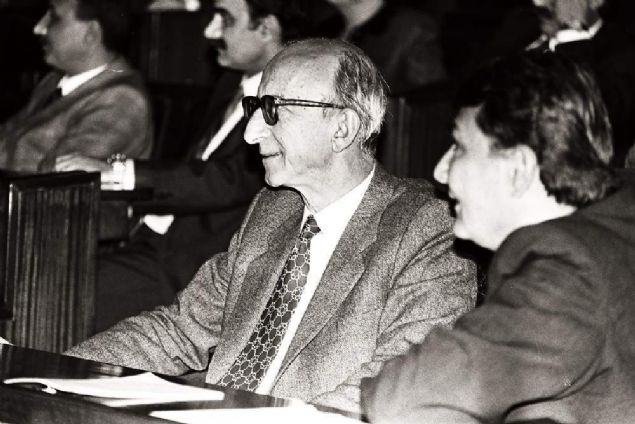  1974'TE EN GEN� BAKAN OLDU<br><br>    1974�te CHP, Necmettin Erbakan liderli�indeki MSP ile koalisyon h�k�meti kurdu�unda, Maliye Bakan� oldu. B�ylece 36 ya��nda d�nemin en gen� bakan� olarak h�k�mete girmi� oldu. Koalisyon �al��malar�n� y�r�ten ekibin i�inde de aktif olarak g�rev alm��t�. 1978�e gelindi�inde Enerji ve Tabii Kaynaklar Bakan� olan Baykal, CHP i�inde de �nemli g�revlere getirildi. Parti Meclisi, Merkez Y�r�tme Kurulu �yeli�i ve genel sekreter yard�mc�l��� gibi g�revlerde bulundu�u CHP�yi, kaybedilen 1979 se�iminden sonra a��r �ekilde ele�tirdi. Zaman zaman parti politikalar�na ve y�netimine yapt��� ele�tiriler nedeniyle 'hizip�i' olmakla su�land�.  