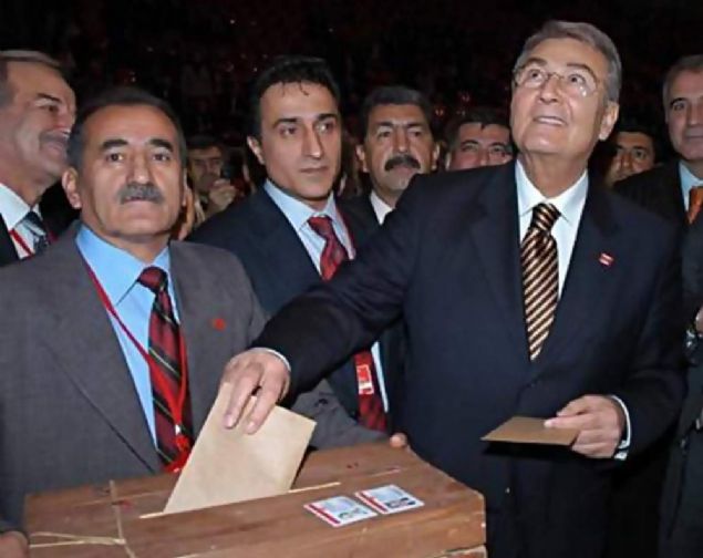   2003 y�l�ndan itibaren CHP i�inde, 'yeterli ve sa�lam muhalefet yapmad���' gerek�esiyle Baykal'a kar�� ele�tiriler artt�. 2005 y�l�nda parti kurultay�nda yeniden aday oldu. Kar��s�nda Mustafa Sar�g�l vard�. Baykal bir kez daha genel ba�kanl��a se�ildi. 