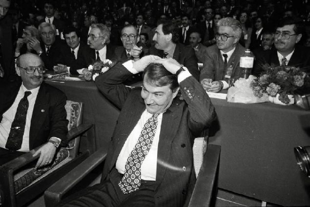  Deniz Baykal 20 Temmuz 1938, Antalya�da do�du. 79 ya��nda olan Deniz Baykal ge�irdi�i rahats�zl�k nedeniyle yo�un bak�mdayd�. Baykal'dan sevindirici bir haber geldi bug�n yo�un bak�mdan ��kt�. T�rk siyasetinde �nemli bir yere sahip olan Deniz Baykal'la ilgili bilinmeyenler...   