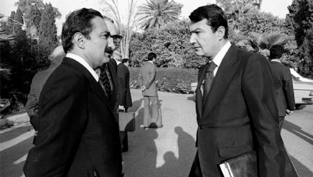  Gen� ya�lar�ndan beri siyaset sahnesinde olan eski CHP lideri Deniz Baykal, 2015 y�l�ndaki genel se�imde dokuzuncu kez milletvekili se�ildi. �lk kez se�ildi�i 1973 y�l�nda Meclis'in en gen� vekiliyken, 25. d�nemde TBMM�deki en ya�l� vekil s�fat�n� ald�. 1974 y�l�nda Maliye Bakan� olan Baykal, h�k�metin en gen� �yesiydi.  