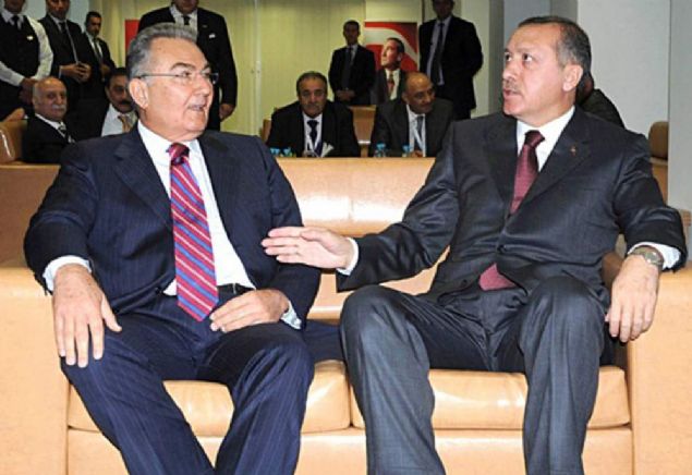   ERDO�AN'LA BALIK�IDA G�R��T� �DD�ASI  <br><br>    Bu anayasa de�i�ikli�i �ncesinde Baykal'�n, rakibi Erdo�an'la Beylerbeyi'nde bir bal�k��da bir araya geldi�i iddialar� ortaya at�ld�. Baykal y�llar sonra bu g�r��menin 2003 y�l�nda, yani oylamadan sonra yap�ld���n�, anayasa de�i�ikli�i i�in ne Erdo�an ile ne de AKP'den bir yetkiliyle konu�tu�unu a��klad�. Beylerbeyi g�r��mesinin ABD'nin Irak m�dahalesine asker g�ndermek i�in oylanan 1 Mart tezkeresi i�in yap�ld���n� s�yledi. 