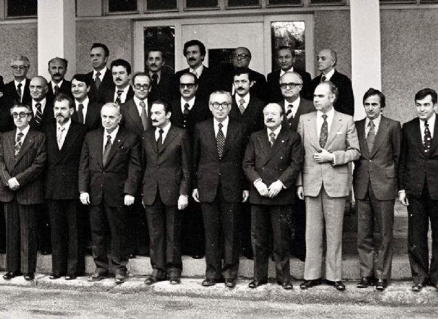   Genel sekreterli�e y�kseldi�i partinin �� kurultay�nda Genel Ba�kan Erdal �n�n��n�n kar��s�na ��kan Baykal, ba�ar�l� olamad�. 1990�da genel sekreterlikten istifa etti ve parti i�i muhalefetin en etkili ismi oldu. 