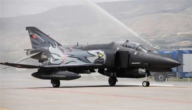  F-4 Phantom <br><br>    McDonnell Douglas F-4 Phantom II Amerikan McDonnell Douglas Corporation tarafndan retilen ok amal avc-bombardman uadr.  