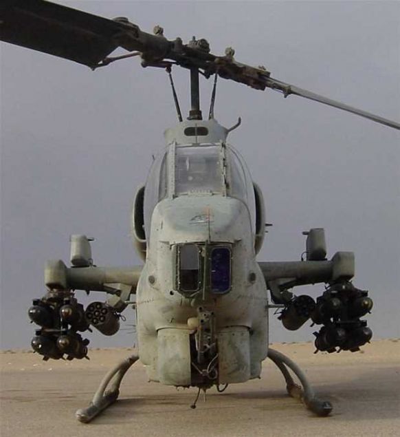 AH-1 Kobra     <br><br>    AH-1 Kobra, Bell Helicopter firmas tarafndan retilen tek ve ift motorlu taarruz helikopteri. Trnn nclerindendir ve modelleri bugn dnyann birok ordusu tarafndan hl kullanlmaktadr. Yksek performans ve ate gcn kk bir gvdeye sdrm nadir sava helikopterlerindendir.  