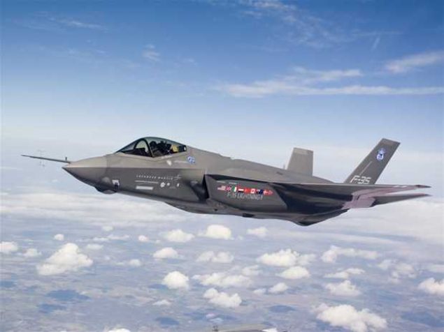  F-35 Lightning ll     <br><br>      savataki her ama iin farkl uak gelitirmenin masrafl olmasndan dolay tek bir uan tm grevleri yerine getirmesi amacyla tasarlanan bir sava uadr. ABD programn birincil mterisi ve destekisidir. Trkiye, talya, Hollanda, Kanada, Norve, Danimarka, Avustralya ve Birleik Krallk programa toplam 4.375 milyar $(ABD Dolar) katkda bulunmutur.  
