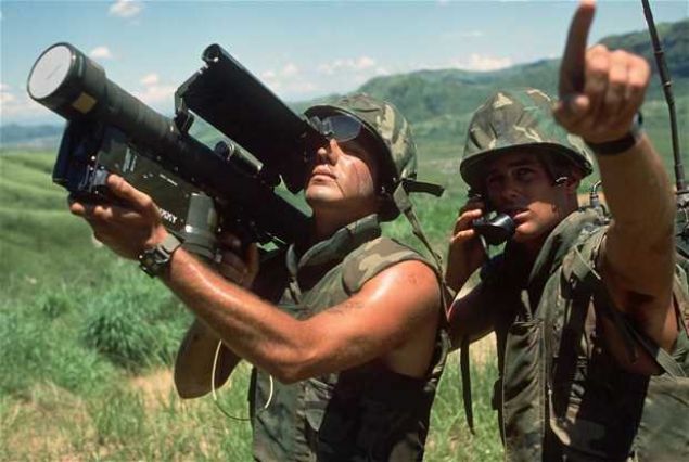  Stinger Uaksavar Roketi     <br><br>    alak irtifadaki dman uak ve helikopterlerine kar kullanlan, bir kii tarafndan tanabilen, omuzdan atelenen, hedeften yaylan kzltesi ve mor tesi nlarla ynelen, pasif gdml atele-unut tipi hava savunma fze sistemidir. Tek personel tarafndan MANPADS (Omuzdan atlarak) kullanlmas, yksek isabet ve tahrip zellii gibi sebeplerle kara birliklerinin hava savunmasnda nemli bir yere sahiptir.  