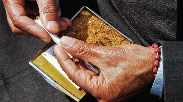  Sarma t�t�n olarak adland�r�lan, sigara sarmaya uygun k�y�lm�� t�t�n sat���na y�nelik k�s�tlay�c� d�zenleme yap�lacak. Bu �r�nlerin vergisiz, kay�t d��� ya da ka�ak olarak sat�lmas� �nlenecek. 