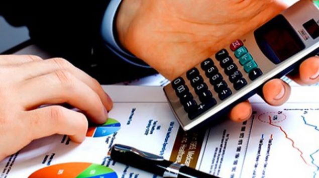   ASGAR� �CRET ALANLARIN MAA�I D��MEYECEK<br><br>    Asgari �cretli �al��an a��s�ndan bakacak olursak; bu d���� nedeniyle ayl�k 1404 lira maa� alan �al��anlar�n eline, Ekim ay�nda 1374 lira, Kas�m-Aral�k aylar�nda da 1328 lira ge�ecekti. Torba yasa ile Ekim-Kas�m-Aral�k aylar�nda �cretleri 1404 liran�n alt�na d��ecek olan t�m �al��anlar�n net �cretleri, 1404 liraya tamamlanacak �ekilde ilave ge�im indirimi sa�lanacak. B�ylece, asgari �cretli �al��an, senenin son �� ay�nda da 1404 lira almaya devam edecek.    