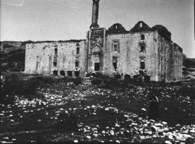 Bell anlarnda, 'lke insanlar gri bir gkyz altnda glmsyor ve keyifliler. Zeytin, incir, sultan zm ve msr tarlalar arasndan geerek geldiimiz Ayasulukta hanc Karpauzayla tantk. 