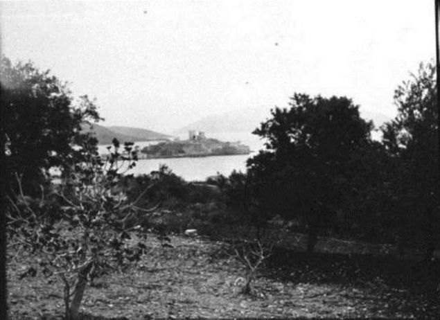 Mezopotamyada Ge Hitit Dnemine ait olan Karkamda nemli keif ve incelemelerde bulundu, kazlar yapt. 1919 ylndaki Paris Konferansna delege olarak katld ve Irakn snrlarnn belirlenmesi iin alt. 