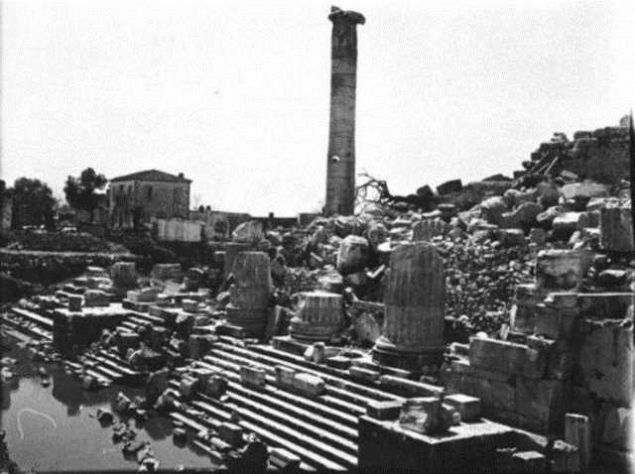 Newcastle niversitesindeki Gertrude Bell Ktphanesinin internet zerinden sata kard fotoraflar arasnda, Bellin zmir Kalesi, Efes, Milet, Priene ve baz dier antik kentlere ait olanlar da yer ald. 