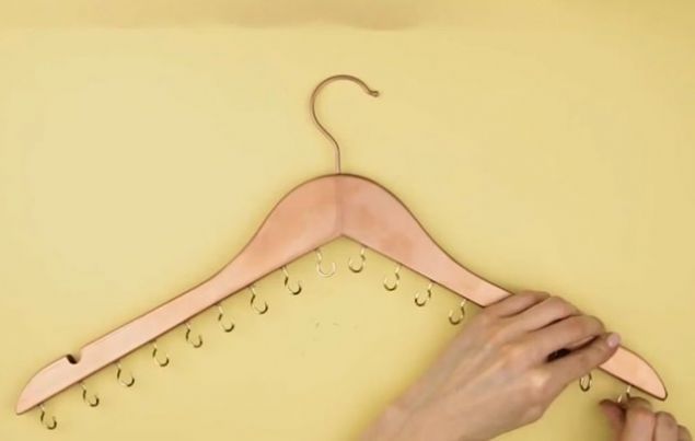       Ardndan askln alt ksmna ufak kancalardan monte edin.  