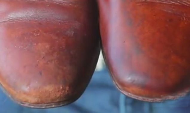       te muz kabuuyla parlatm bir ayakkab ve muz kabuu srlmeden nceki hali...  