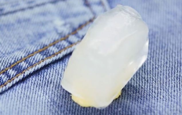       Pantolondan, sakz kolayca skmek iin yapmanz gereken ey ise sadece bir buz...  