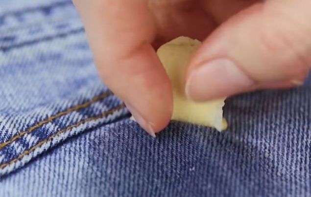       Sakzn zerine buz tuttuktan sonra sakz, pantolonunuzdan kolayca kacaktr.  