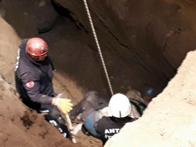   Cesetler toprak altndan karlarak halat yardmyla yukar tandktan sonra otopsi iin morga konuldu. 