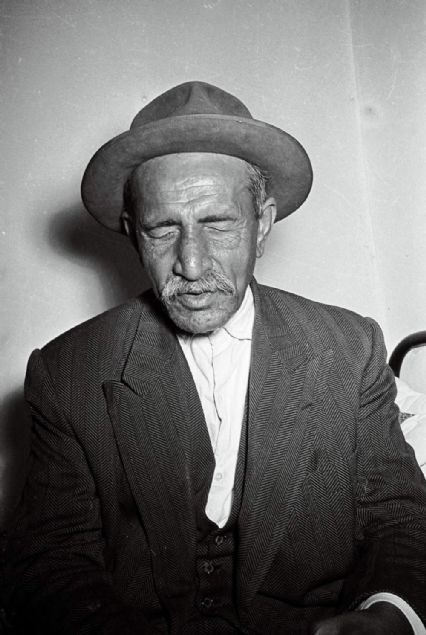    Eserlerinde Trkesi yalndr. Dili ustalkla kullanr. Yaama sevinciyle hzn, iyimserlikle umutsuzluk iirlerinde i ieydi. Doa, toplumsal olaylar, din ve siyasete ince eletiriler ynelttii iirleri de vardr. iirleri, Deyiler (1944), Sazmdan Sesler (1950), Dostlar Beni Hatrlasn (1970) isimli kitaplarnda topland.1973 ylnda akcier kanseri sonucunda vefat etti. lmnden sonra Btn iirleri (1984) adyla eserleri tekrar yaynland. 