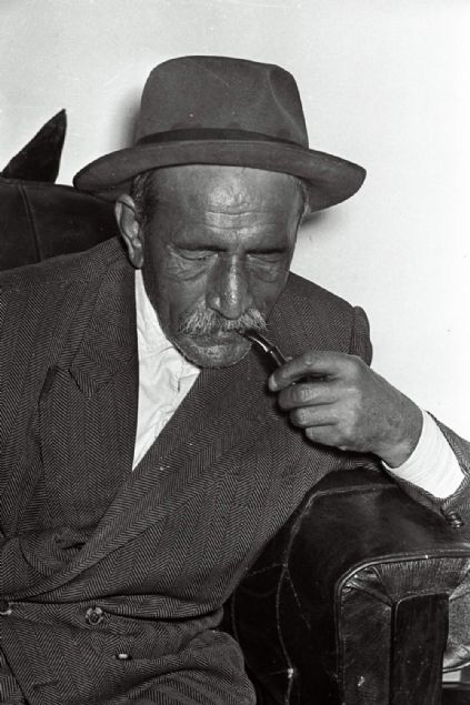    Babasnn, k Veysel'e oyalanmas iin ald balamayla nce baka ozanlarn trklerini almaya balad. 1930 ylnda Sivas Maarif Mdr olarak grev yapan Ahmet Kutsi Tecer ile Kutsi Bey tarafndan dzenlenen bir airler gecesinde tant. Kutsi Bey tarafndan verilen destek ile birok ili dolamaya balad 