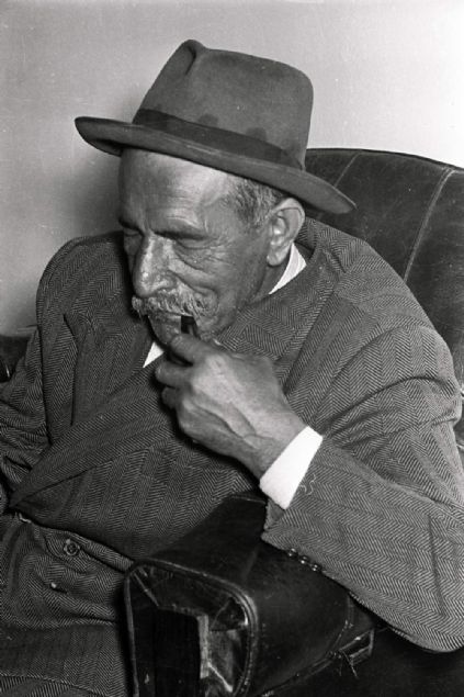  k geleneinin son byk temsilcilerinden olan k Veysel, bir dnem yurdu dolaarak Ky Enstitleri'nde saz hocal yapt. 1965 ylnda zel kanunla maa baland. 1970'li yllarda Selda Bacan, Glden Karabcek, Hmeyra, Fikret Kzlok, Esin Afar gibi baz mzisyenler k Veysel'in deyilerini dzenleyerek yaygnlamasn salad. arkla'da her yl adna enlikler yaplr.   