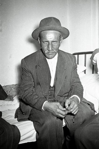    Onu giyerek beni ok seven Muhsine kadna gstermeye gitmitim. Beni sevdi. O gn amurlu bir gnd, eve dnerken ayam kayd ve dtm. Bir daha kalkamadm. iee yakalanmtm... iek zorlu geldi. Sol gzmde iek beyi kt. Sa gzme de, solun zorundan olacak, perde indi. O gn bugndr dnya bama zindan.' 