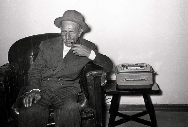    2014 ylnn Kasm aynda Devlet Opera ve Balesi k Veysel'in lmnn 41. yl ansna onun trklerinden yola klarak hazrlanan, tek perdelik dans tiyatrosu 'Dostlar Beni Hatrlasn' sahneye konulmutur. 17 Kasm 2014 yaplacak prmiyere onur konuu olarak k Veysel'in kz ve torunlarnn katlaca aklanmtr. Gsterinin rejisrln hsan Bengier yaparken, Almula Ersoy, Ayegl Aydemir, Deniz Alp, Sevim Baol ve Mge Gndz gibi isimler rol almtr. 